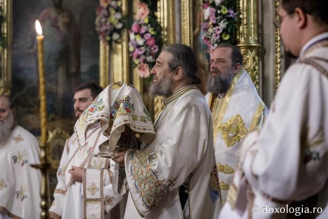 IPS Filotheos, Mitropolit de Tesalonic a slujit Sfânta Liturghie în a cincea zi a Hramului Sfintei Parascheva / foto: Oana Nechifor (Foto) IPS Filotheos, Mitropolit de Tesalonic, a slujit Sfânta Liturghie în a cincea zi a Hramului Sfintei Parascheva