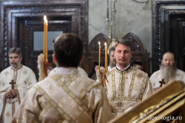 IPS Filotheos, Mitropolit de Tesalonic a slujit Sfânta Liturghie în a cincea zi a Hramului Sfintei Parascheva / foto: Oana Nechifor (Foto) IPS Filotheos, Mitropolit de Tesalonic, a slujit Sfânta Liturghie în a cincea zi a Hramului Sfintei Parascheva