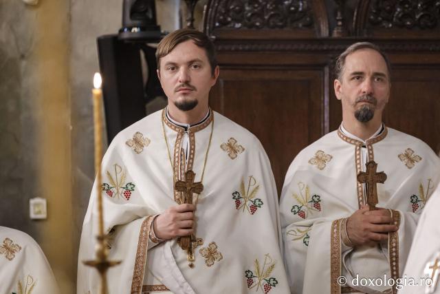 IPS Filotheos, Mitropolit de Tesalonic a slujit Sfânta Liturghie în a cincea zi a Hramului Sfintei Parascheva / foto: Oana Nechifor (Foto) IPS Filotheos, Mitropolit de Tesalonic, a slujit Sfânta Liturghie în a cincea zi a Hramului Sfintei Parascheva