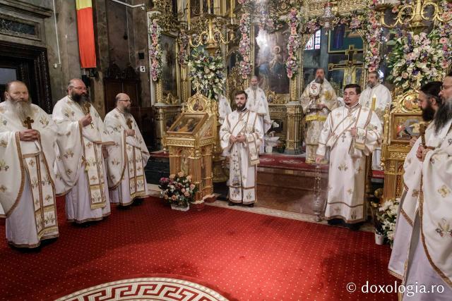 IPS Filotheos, Mitropolit de Tesalonic a slujit Sfânta Liturghie în a cincea zi a Hramului Sfintei Parascheva / foto: Oana Nechifor (Foto) IPS Filotheos, Mitropolit de Tesalonic, a slujit Sfânta Liturghie în a cincea zi a Hramului Sfintei Parascheva