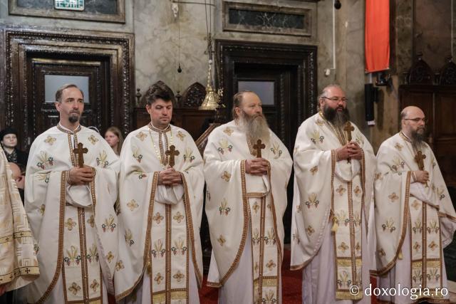 IPS Filotheos, Mitropolit de Tesalonic a slujit Sfânta Liturghie în a cincea zi a Hramului Sfintei Parascheva / foto: Oana Nechifor (Foto) IPS Filotheos, Mitropolit de Tesalonic, a slujit Sfânta Liturghie în a cincea zi a Hramului Sfintei Parascheva