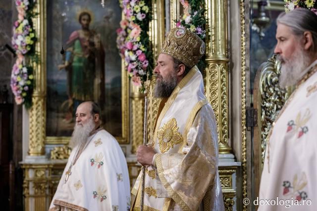 IPS Filotheos, Mitropolit de Tesalonic a slujit Sfânta Liturghie în a cincea zi a Hramului Sfintei Parascheva / foto: Oana Nechifor (Foto) IPS Filotheos, Mitropolit de Tesalonic, a slujit Sfânta Liturghie în a cincea zi a Hramului Sfintei Parascheva