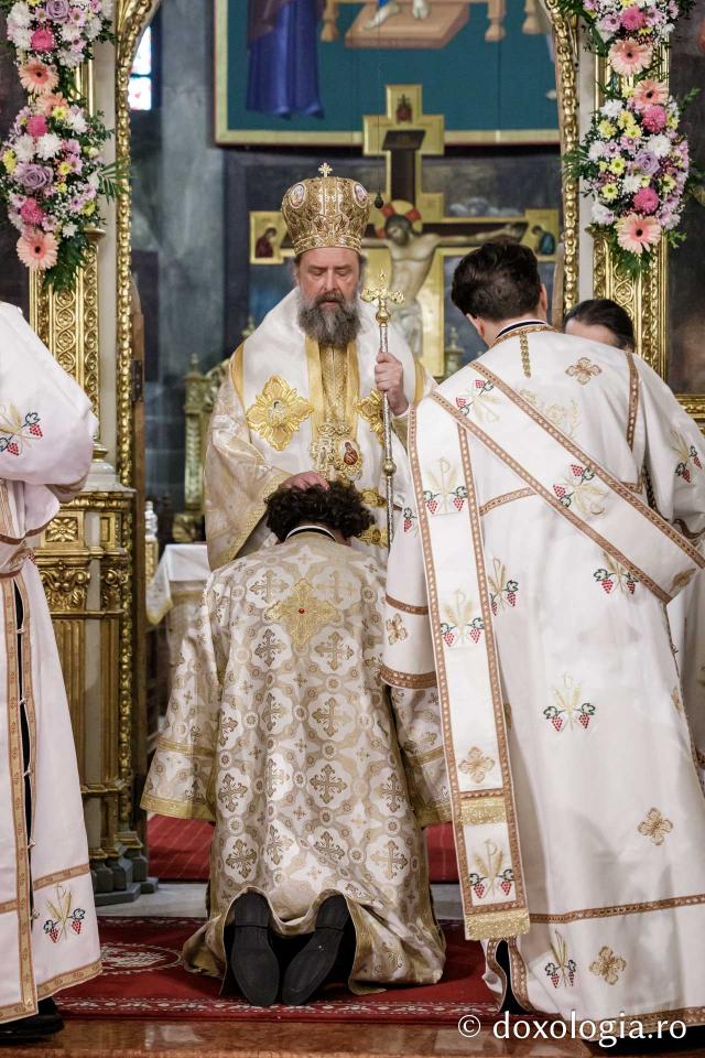 IPS Filotheos, Mitropolit de Tesalonic a slujit Sfânta Liturghie în a cincea zi a Hramului Sfintei Parascheva / foto: Oana Nechifor (Foto) IPS Filotheos, Mitropolit de Tesalonic, a slujit Sfânta Liturghie în a cincea zi a Hramului Sfintei Parascheva