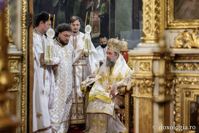 IPS Filotheos, Mitropolit de Tesalonic a slujit Sfânta Liturghie în a cincea zi a Hramului Sfintei Parascheva / foto: Oana Nechifor (Foto) IPS Filotheos, Mitropolit de Tesalonic, a slujit Sfânta Liturghie în a cincea zi a Hramului Sfintei Parascheva