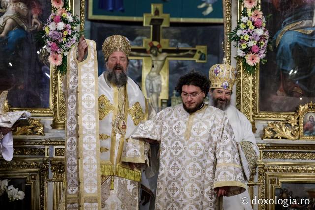IPS Filotheos, Mitropolit de Tesalonic a slujit Sfânta Liturghie în a cincea zi a Hramului Sfintei Parascheva / foto: Oana Nechifor (Foto) IPS Filotheos, Mitropolit de Tesalonic, a slujit Sfânta Liturghie în a cincea zi a Hramului Sfintei Parascheva