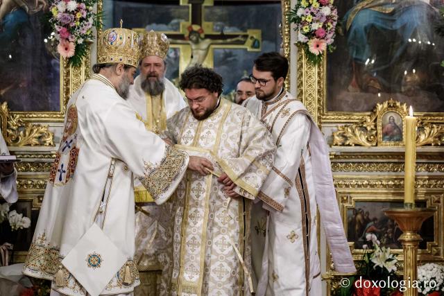IPS Filotheos, Mitropolit de Tesalonic a slujit Sfânta Liturghie în a cincea zi a Hramului Sfintei Parascheva / foto: Oana Nechifor (Foto) IPS Filotheos, Mitropolit de Tesalonic, a slujit Sfânta Liturghie în a cincea zi a Hramului Sfintei Parascheva