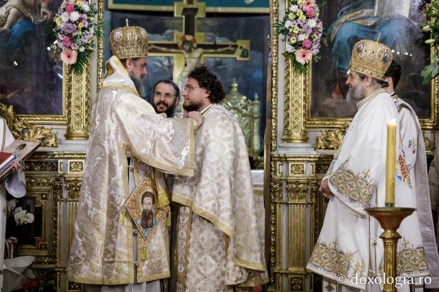 IPS Filotheos, Mitropolit de Tesalonic a slujit Sfânta Liturghie în a cincea zi a Hramului Sfintei Parascheva / foto: Oana Nechifor (Foto) IPS Filotheos, Mitropolit de Tesalonic, a slujit Sfânta Liturghie în a cincea zi a Hramului Sfintei Parascheva