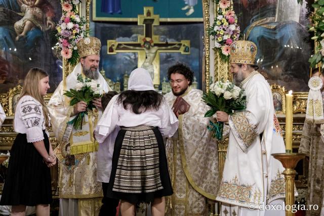 IPS Filotheos, Mitropolit de Tesalonic a slujit Sfânta Liturghie în a cincea zi a Hramului Sfintei Parascheva / foto: Oana Nechifor (Foto) IPS Filotheos, Mitropolit de Tesalonic, a slujit Sfânta Liturghie în a cincea zi a Hramului Sfintei Parascheva