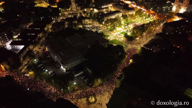 (Foto) Noapte de Înviere în Iași: Pelerinaj pe Calea Sfinților Parascheva și Grigorie Palama