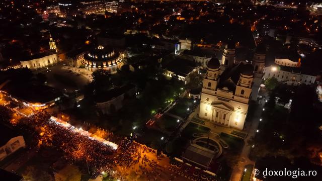 (Foto) Noapte de Înviere în Iași: Pelerinaj pe Calea Sfinților Parascheva și Grigorie Palama