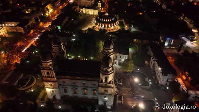 (Foto) Noapte de Înviere în Iași: Pelerinaj pe Calea Sfinților Parascheva și Grigorie Palama
