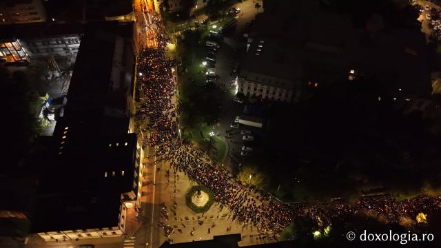 (Foto) Noapte de Înviere în Iași: Pelerinaj pe Calea Sfinților Parascheva și Grigorie Palama