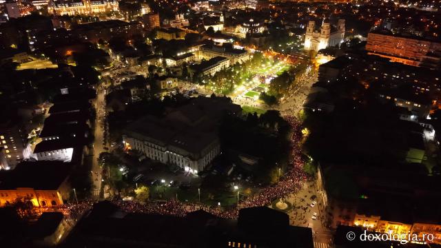 (Foto) Noapte de Înviere în Iași: Pelerinaj pe Calea Sfinților Parascheva și Grigorie Palama