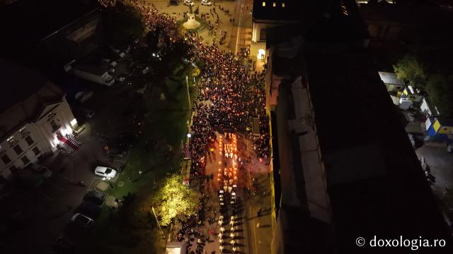 (Foto) Noapte de Înviere în Iași: Pelerinaj pe Calea Sfinților Parascheva și Grigorie Palama