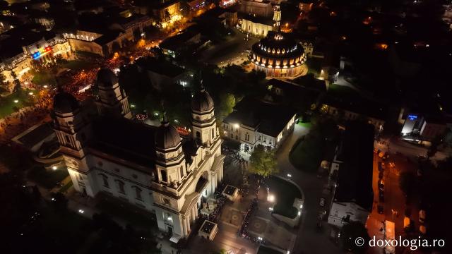 (Foto) Noapte de Înviere în Iași: Pelerinaj pe Calea Sfinților Parascheva și Grigorie Palama