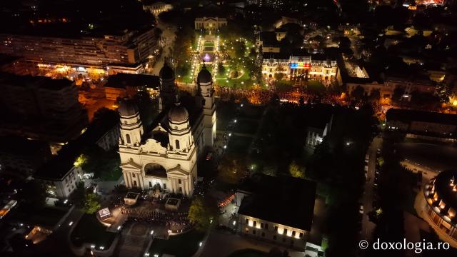 (Foto) Noapte de Înviere în Iași: Pelerinaj pe Calea Sfinților Parascheva și Grigorie Palama