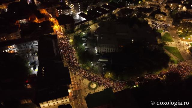 (Foto) Noapte de Înviere în Iași: Pelerinaj pe Calea Sfinților Parascheva și Grigorie Palama