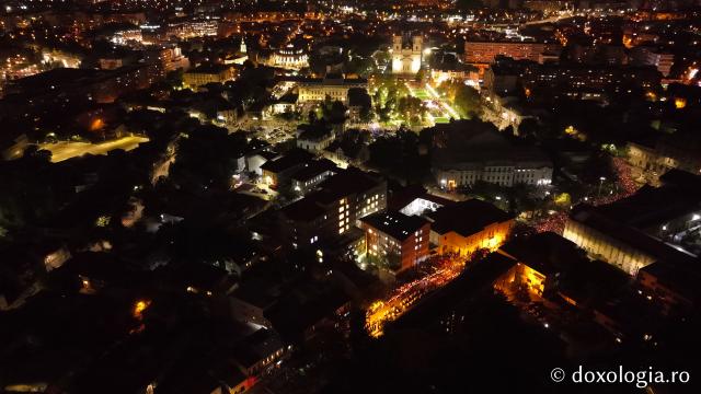 (Foto) Noapte de Înviere în Iași: Pelerinaj pe Calea Sfinților Parascheva și Grigorie Palama