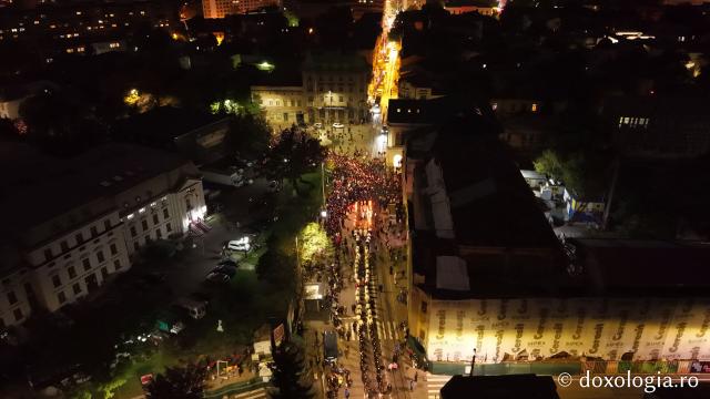 (Foto) Noapte de Înviere în Iași: Pelerinaj pe Calea Sfinților Parascheva și Grigorie Palama