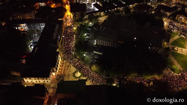 (Foto) Noapte de Înviere în Iași: Pelerinaj pe Calea Sfinților Parascheva și Grigorie Palama