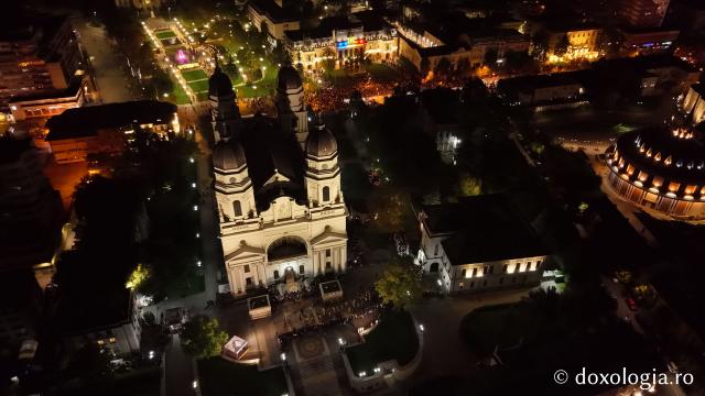 (Foto) Noapte de Înviere în Iași: Pelerinaj pe Calea Sfinților Parascheva și Grigorie Palama