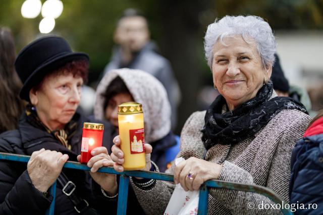 (Foto) Noapte de Înviere în Iași: Pelerinaj pe Calea Sfinților Parascheva și Grigorie Palama