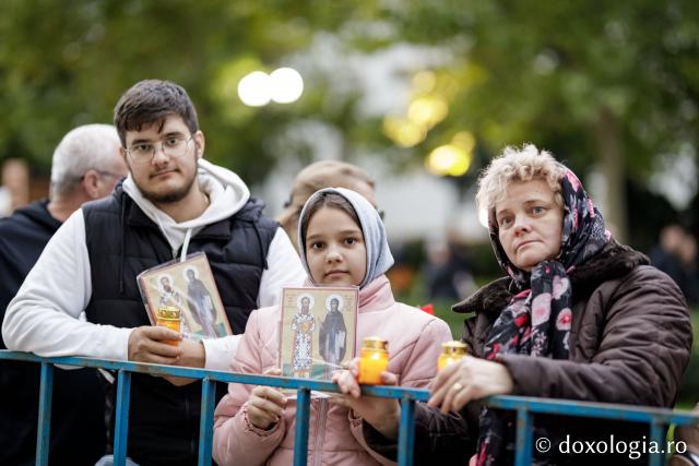 (Foto) Noapte de Înviere în Iași: Pelerinaj pe Calea Sfinților Parascheva și Grigorie Palama