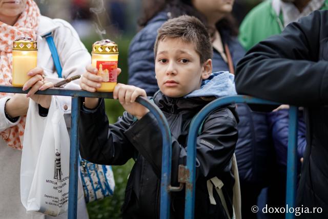 (Foto) Noapte de Înviere în Iași: Pelerinaj pe Calea Sfinților Parascheva și Grigorie Palama
