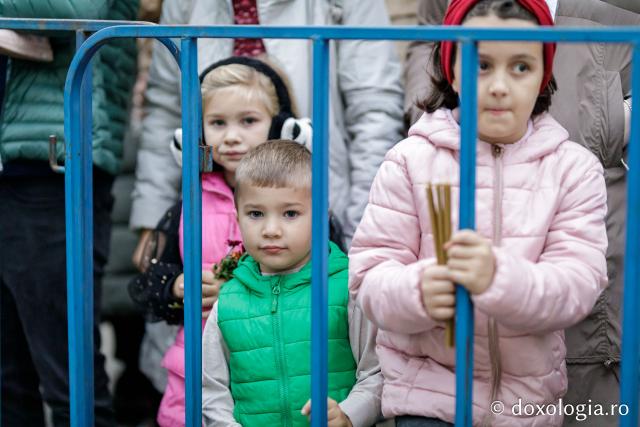 (Foto) Noapte de Înviere în Iași: Pelerinaj pe Calea Sfinților Parascheva și Grigorie Palama