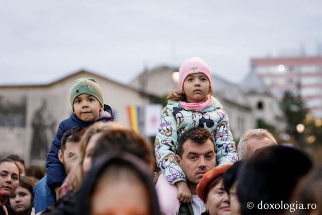 (Foto) Noapte de Înviere în Iași: Pelerinaj pe Calea Sfinților Parascheva și Grigorie Palama