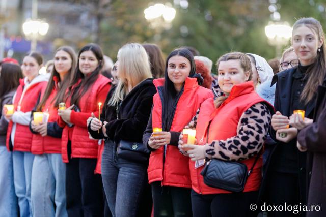 (Foto) Noapte de Înviere în Iași: Pelerinaj pe Calea Sfinților Parascheva și Grigorie Palama