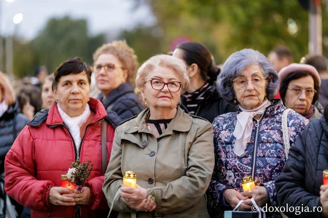 (Foto) Noapte de Înviere în Iași: Pelerinaj pe Calea Sfinților Parascheva și Grigorie Palama
