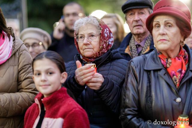 (Foto) Noapte de Înviere în Iași: Pelerinaj pe Calea Sfinților Parascheva și Grigorie Palama