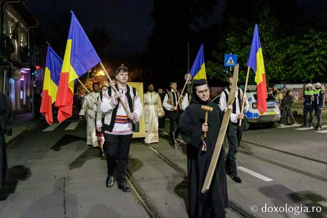 (Foto) Noapte de Înviere în Iași: Pelerinaj pe Calea Sfinților Parascheva și Grigorie Palama