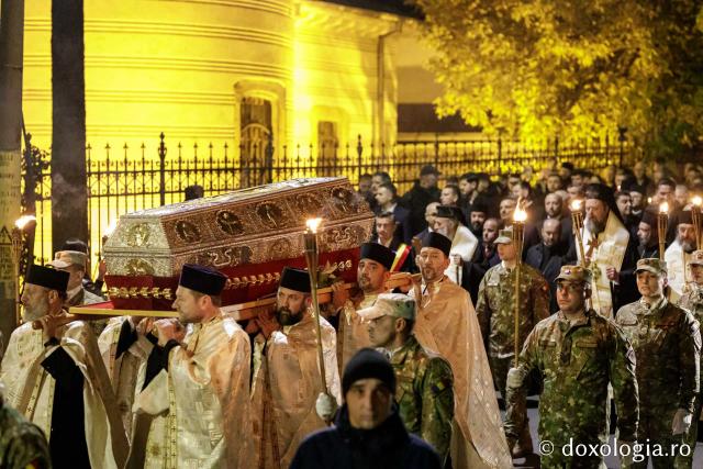 (Foto) Noapte de Înviere în Iași: Pelerinaj pe Calea Sfinților Parascheva și Grigorie Palama
