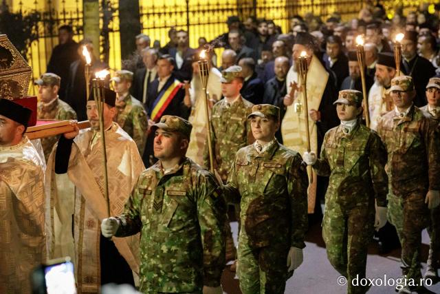 (Foto) Noapte de Înviere în Iași: Pelerinaj pe Calea Sfinților Parascheva și Grigorie Palama