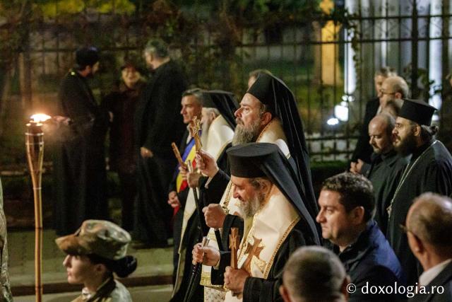 (Foto) Noapte de Înviere în Iași: Pelerinaj pe Calea Sfinților Parascheva și Grigorie Palama