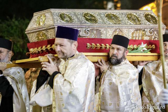 (Foto) Noapte de Înviere în Iași: Pelerinaj pe Calea Sfinților Parascheva și Grigorie Palama