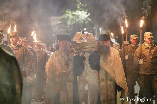 (Foto) Noapte de Înviere în Iași: Pelerinaj pe Calea Sfinților Parascheva și Grigorie Palama