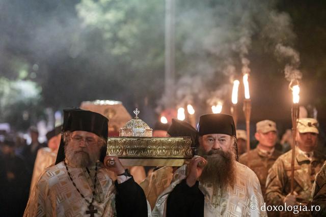 (Foto) Noapte de Înviere în Iași: Pelerinaj pe Calea Sfinților Parascheva și Grigorie Palama