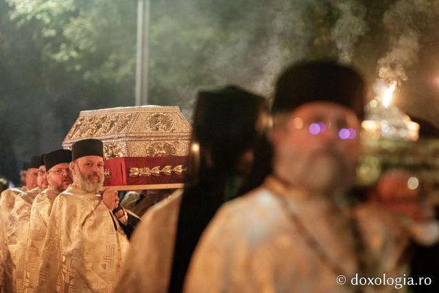 (Foto) Noapte de Înviere în Iași: Pelerinaj pe Calea Sfinților Parascheva și Grigorie Palama