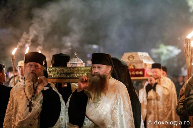 (Foto) Noapte de Înviere în Iași: Pelerinaj pe Calea Sfinților Parascheva și Grigorie Palama