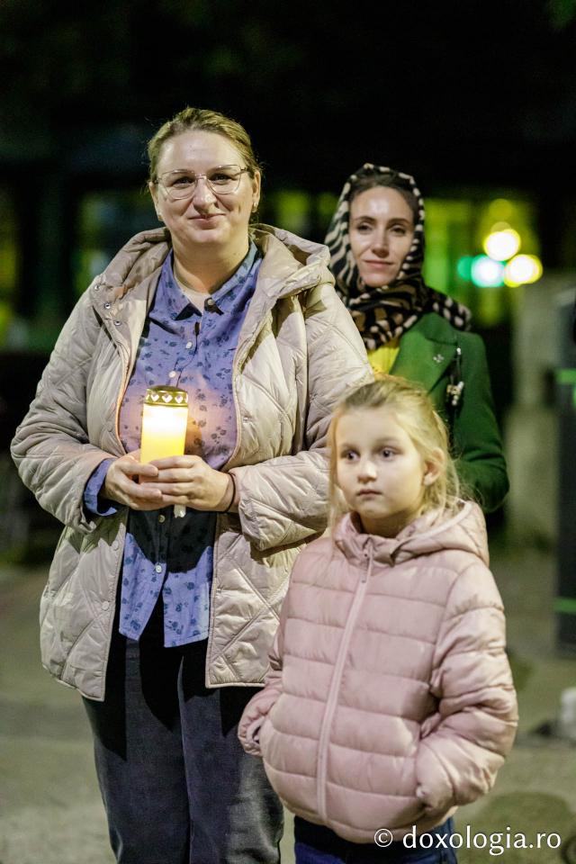(Foto) Noapte de Înviere în Iași: Pelerinaj pe Calea Sfinților Parascheva și Grigorie Palama