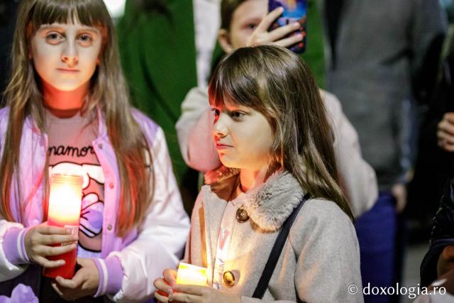 (Foto) Noapte de Înviere în Iași: Pelerinaj pe Calea Sfinților Parascheva și Grigorie Palama