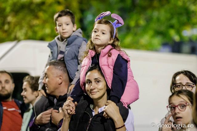 (Foto) Noapte de Înviere în Iași: Pelerinaj pe Calea Sfinților Parascheva și Grigorie Palama