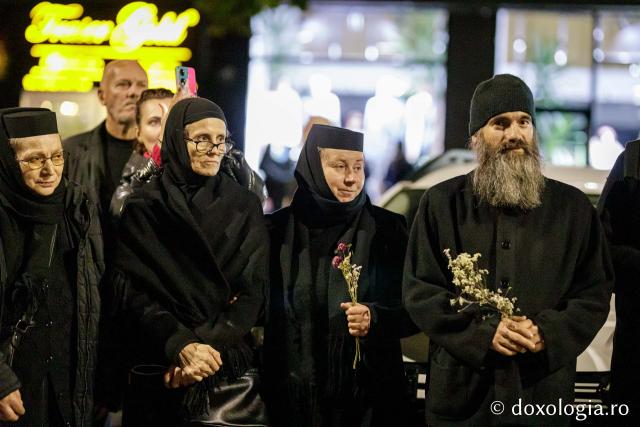 (Foto) Noapte de Înviere în Iași: Pelerinaj pe Calea Sfinților Parascheva și Grigorie Palama