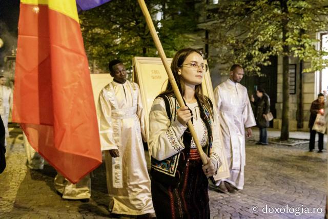 (Foto) Noapte de Înviere în Iași: Pelerinaj pe Calea Sfinților Parascheva și Grigorie Palama