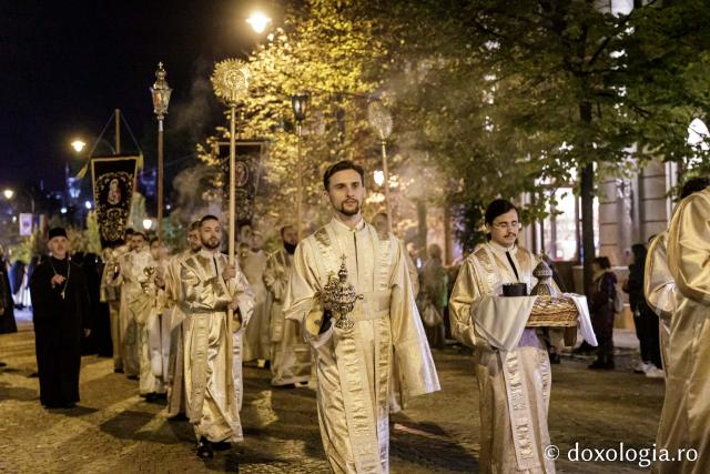 (Foto) Noapte de Înviere în Iași: Pelerinaj pe Calea Sfinților Parascheva și Grigorie Palama