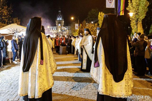 (Foto) Noapte de Înviere în Iași: Pelerinaj pe Calea Sfinților Parascheva și Grigorie Palama