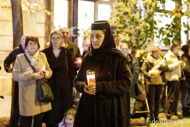 (Foto) Noapte de Înviere în Iași: Pelerinaj pe Calea Sfinților Parascheva și Grigorie Palama